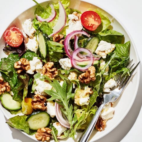 Salade croquante aux noix et crémeuse au fromage de chèvre, une recette d'été parfaite pour un déjeuner léger.