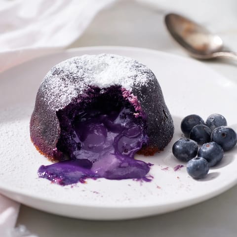 De délicieux gâteaux Ube Molten Lava individuels, cuits au four et prêts à être dégustés.