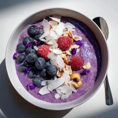 Ube Violet Porridge crémeux, un délice cuit lentement aux couleurs vives, garni de noix de coco.
