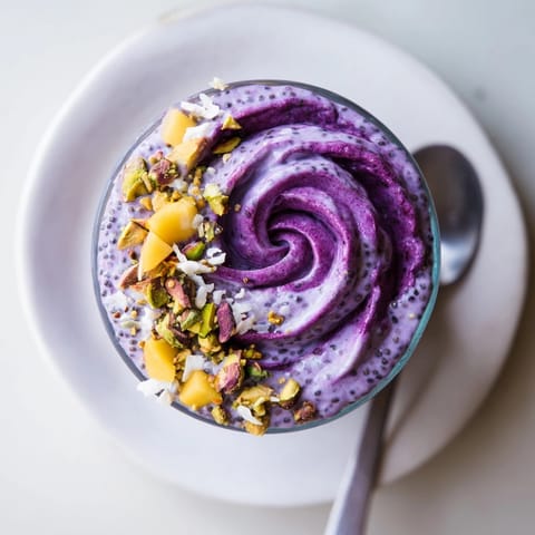 Ube et lait de coco : onctueux pudding de chia servi avec de la mangue fraîche.