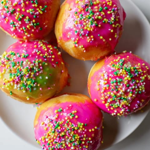 Brioche moelleuse aux formes de donuts festifs, idéale pour les célébrations.  