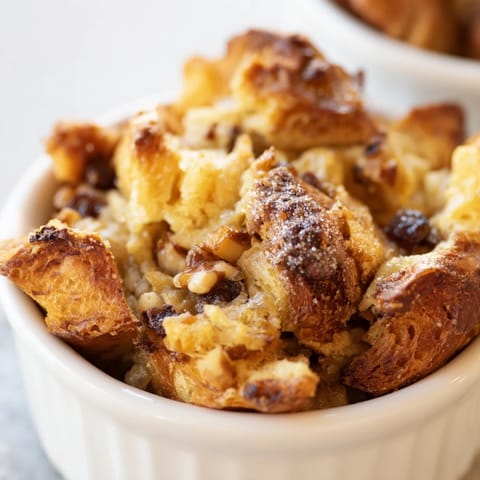 Tasses de pudding au pain chaud, délicieusement parfumées au chai épicé.  