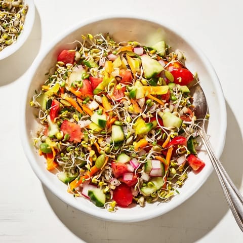 Cette recette de salade de graines germées met en valeur des sprouts frais, un mélange de légumes colorés et une vinaigrette citronnée légère.