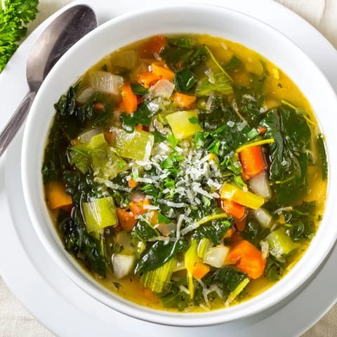 Ce potage convivial et végétarien met en valeur du chou frisé tendre, de l’ail et un bouillon léger avec une touche de citron.