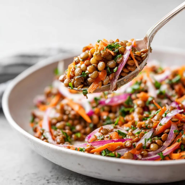 Une assiette contenant des légumes tels que des carottes et des pois.
