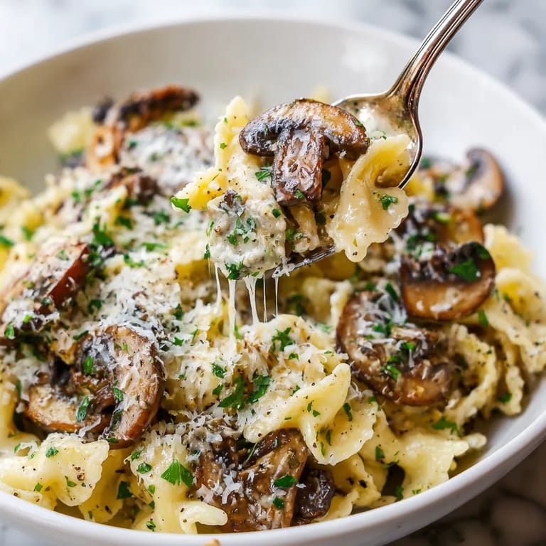Une assiette de macaroni au fromage et aux champignons.