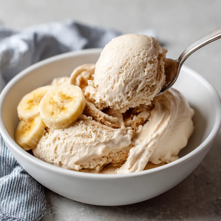 Bananas et crème glacée dans un bol.