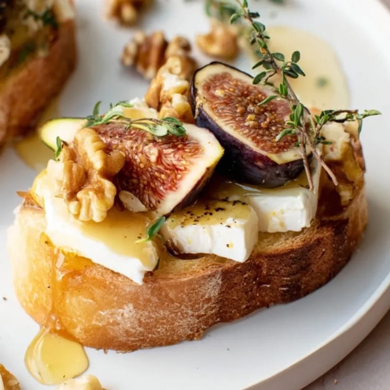 Vue rapprochée de la recette de crostini figue et brie crémeux d'automne, parfait pour un apéritif élégant et simple.
