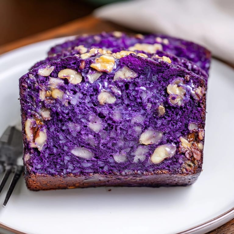 Une miche cuite au four de pain aux bananes et à l'ube, parfum exotique, saveur sucrée.