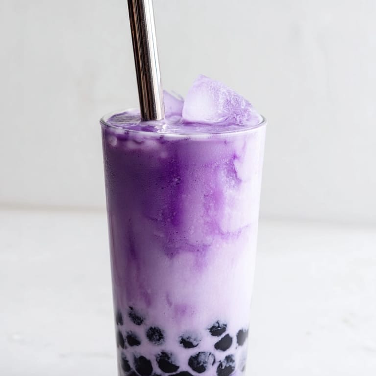 Thé aux perles d'Ube : Un régal violet vibrant. Dégustez-le froid avec une paille large !