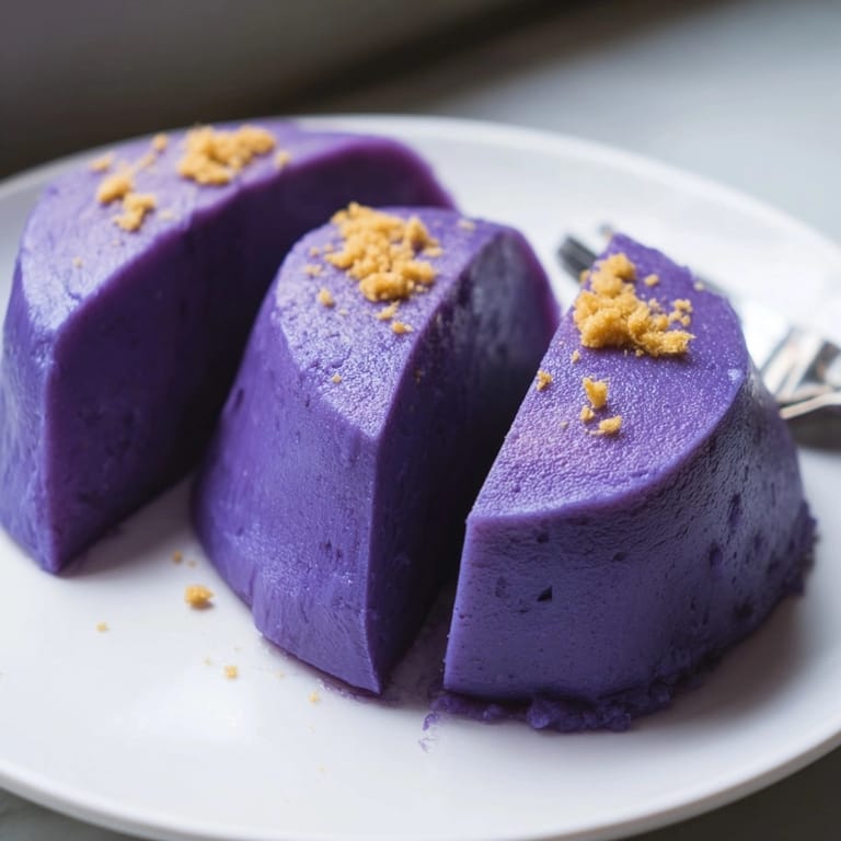 Un appétissant Ube Halaya dans un moule, prêt à être servi avec de la noix de coco grillée.