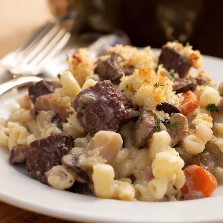 Mac and Cheese au Beef Bourguignon : pâtes fondantes et viande tendre dans un plat savoureux.