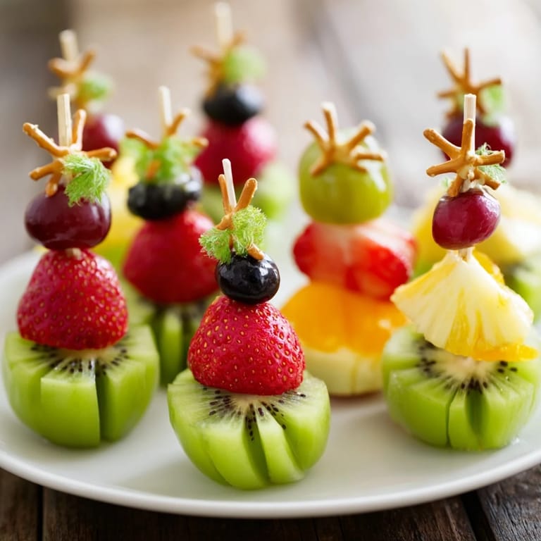Un arrangement de fruits d'ornement frais et colorés, avec des fruits juteux et des décorations de fête pour une dégustation.
