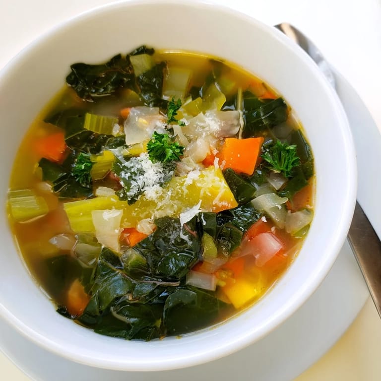 Service chaud avec du parmesan et du persil, cette soupe réconfortante met en valeur le chou frisé et les légumes rôtis.