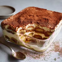 Une tarte au chocolat avec des crêpes et des fruits.