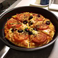 Une pizza maison dans un bol sur un plateau.