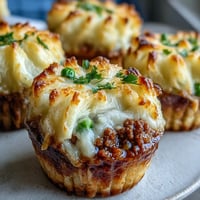 Pâtés chinois miniatures confortables cuits dans des moules à muffins, parfaits pour un repas réconfortant en portions individuelles.